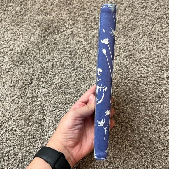 NEW Kindle 11th generation Paperwhite floral case w/ kickstand and cardholder - Picture 4 of 5